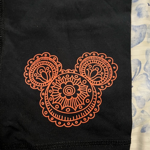 Mickey Mouse top and cropped leggings outfit - Picture 6 of 8